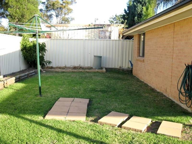 4 Bataan Place, Lethbridge Park NSW 2770