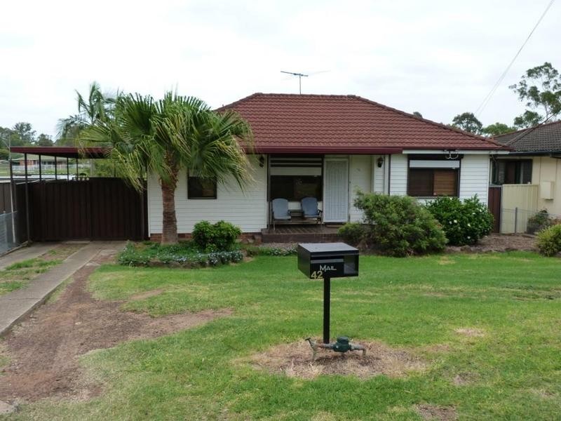 42 Nauru Cres, Lethbridge Park NSW 2770