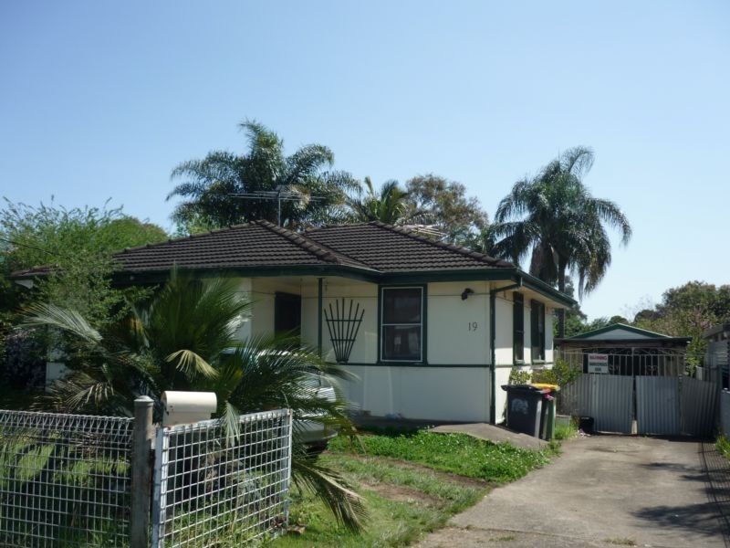 19 DEBRINCAT AVENUE, St Marys NSW 2760