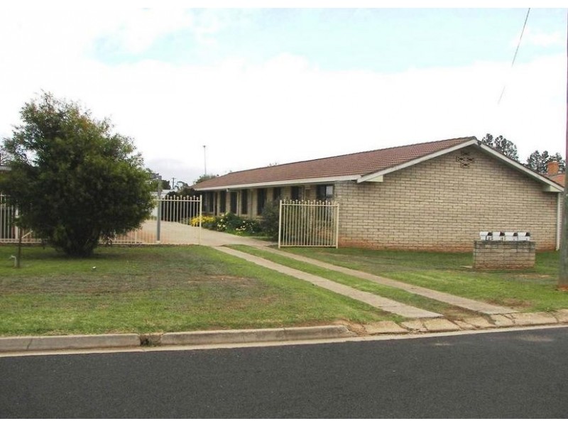 4 Cooyal Street, Cowra NSW 2794