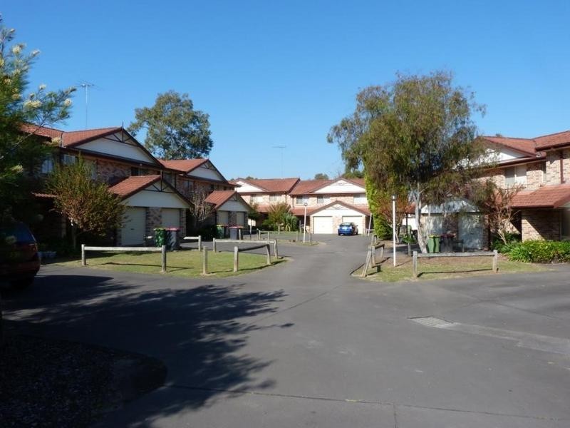 2/2 Bayton Street, Oxley Park NSW 2760