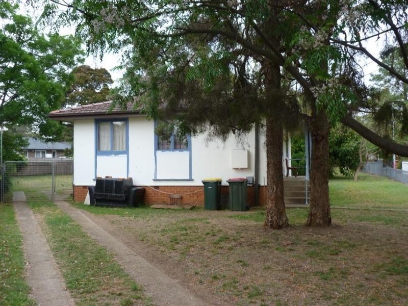 8 Sandakan Crescent, Lethbridge Park NSW 2770