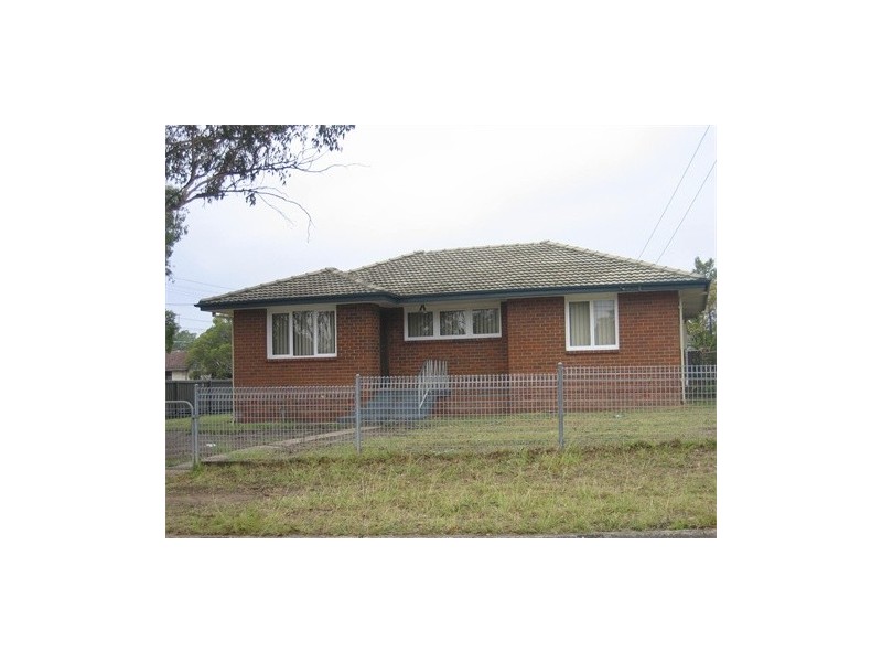 1 MENDANA CRESCENT, Lethbridge Park NSW 2770