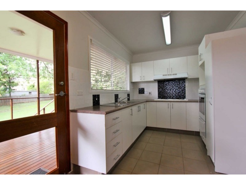 5 Queen Street, Blackstone QLD 4304