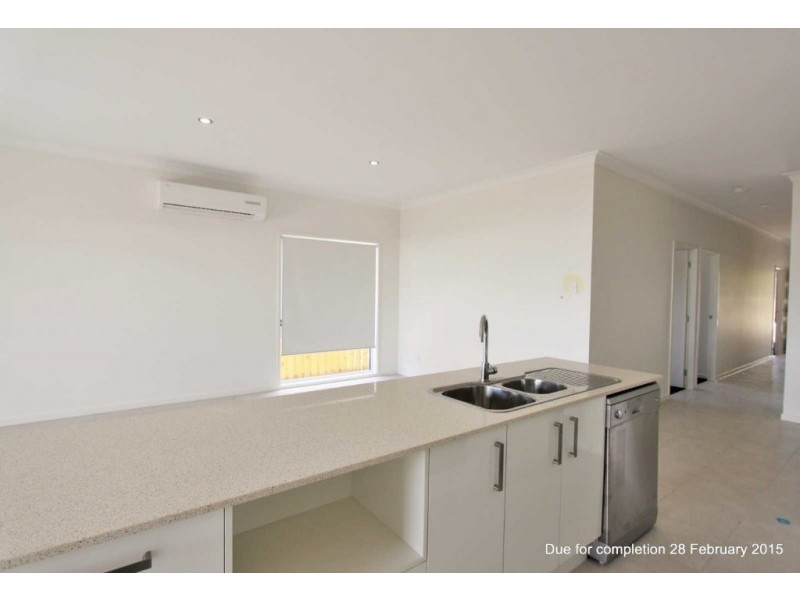 2/5 Catchlove Crescent, Augustine Heights QLD 4300