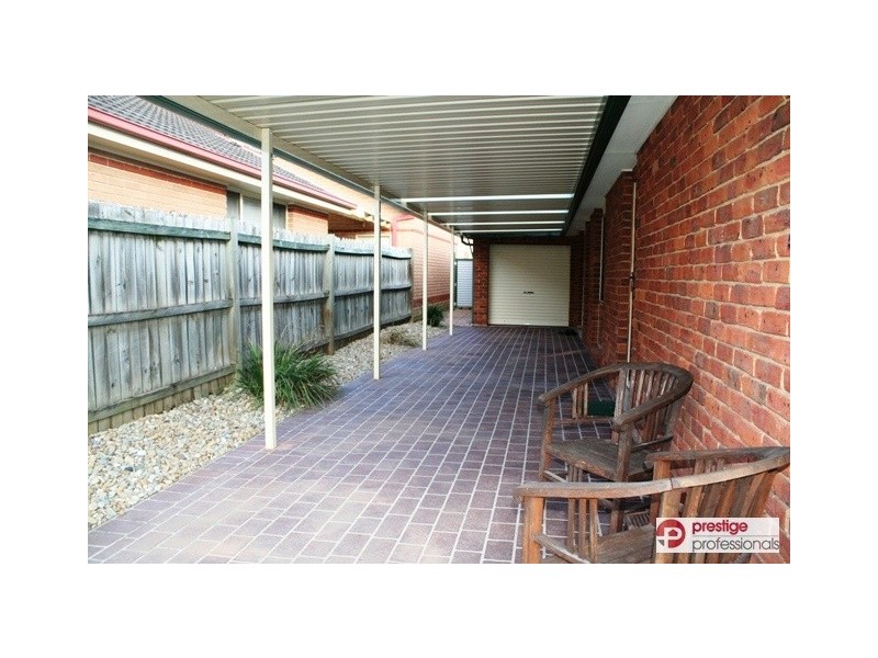 4 Farnborough Court, Wattle Grove NSW 2173