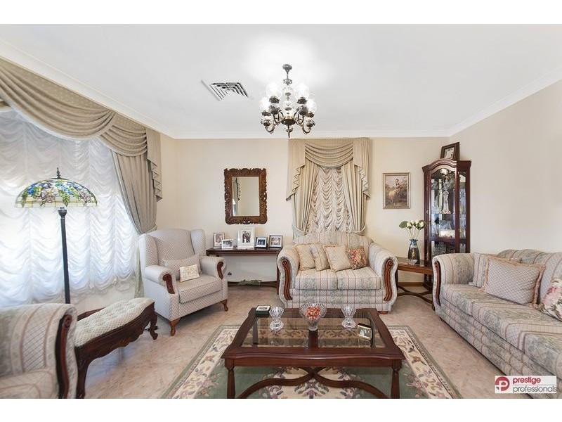 5 Yallum Court, Wattle Grove NSW 2173