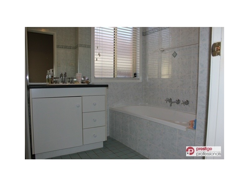 8 Tweed court, Wattle Grove NSW 2173