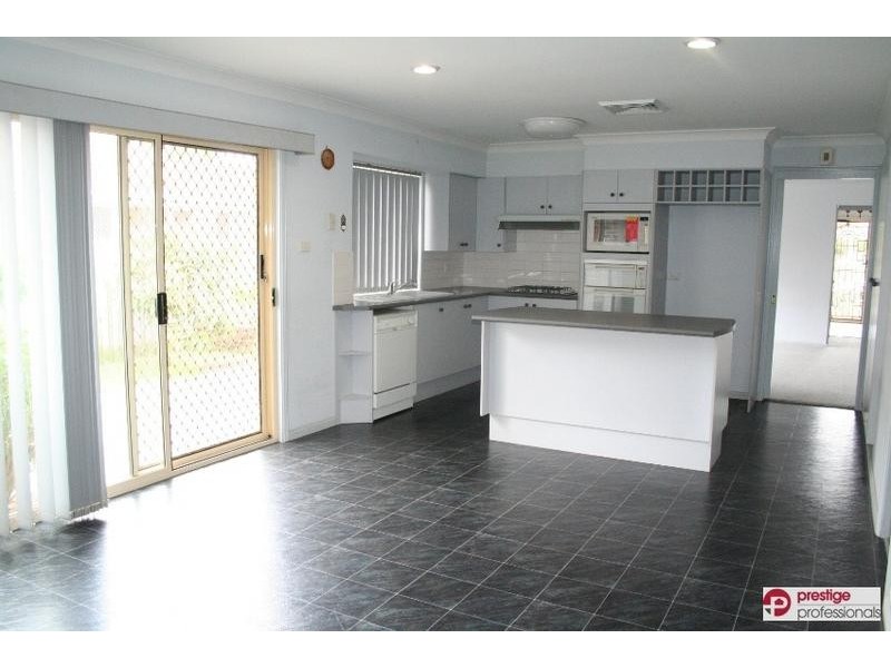 33 Daintree Drive, Wattle Grove NSW 2173