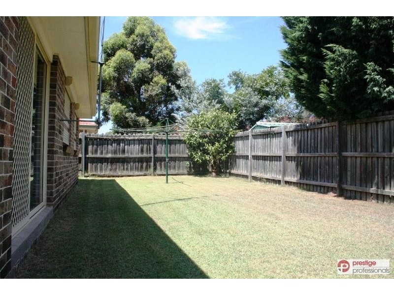 33 Daintree Drive, Wattle Grove NSW 2173