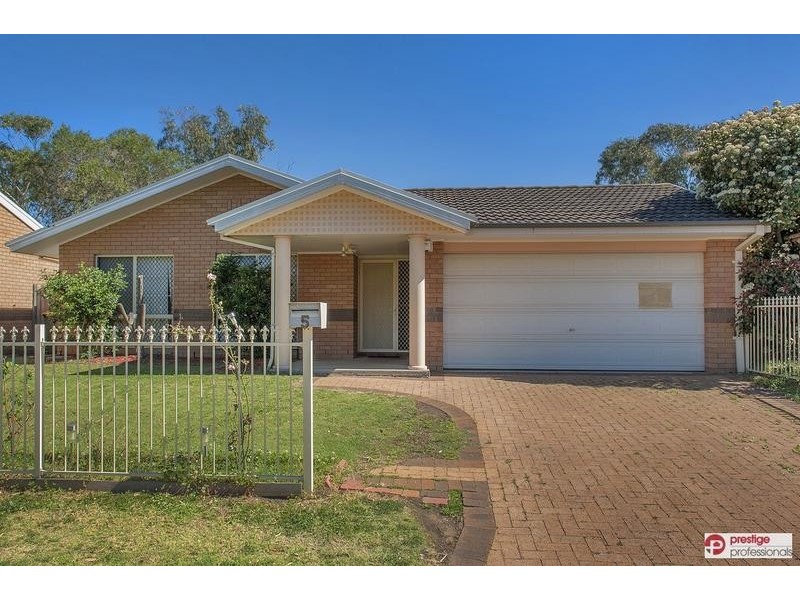 5 Booree Court, Wattle Grove NSW 2173