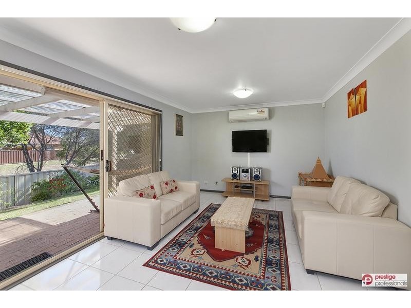 5 Booree Court, Wattle Grove NSW 2173