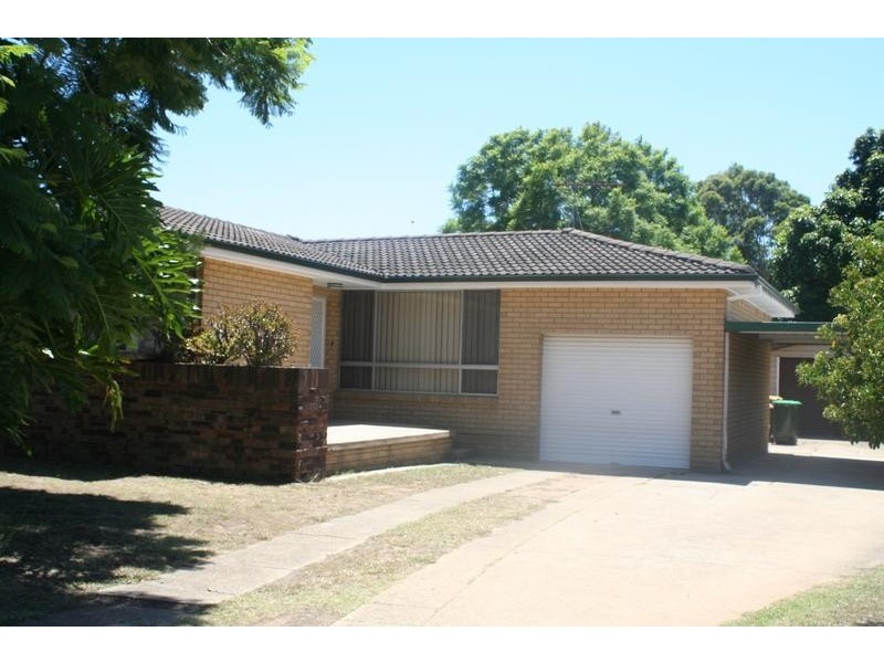 8 Dredge Ave, Moorebank NSW 2170