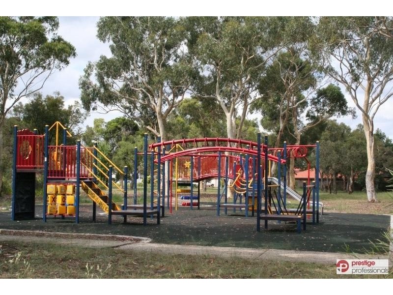 32 Paroo Court, Wattle Grove NSW 2173