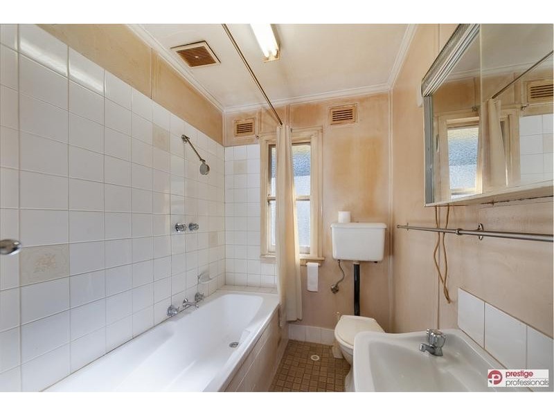 33 Brallos Avenue, Holsworthy NSW 2173