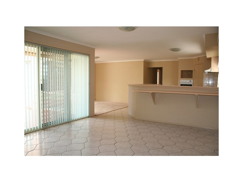 2 Elderslie Court, Wattle Grove NSW 2173