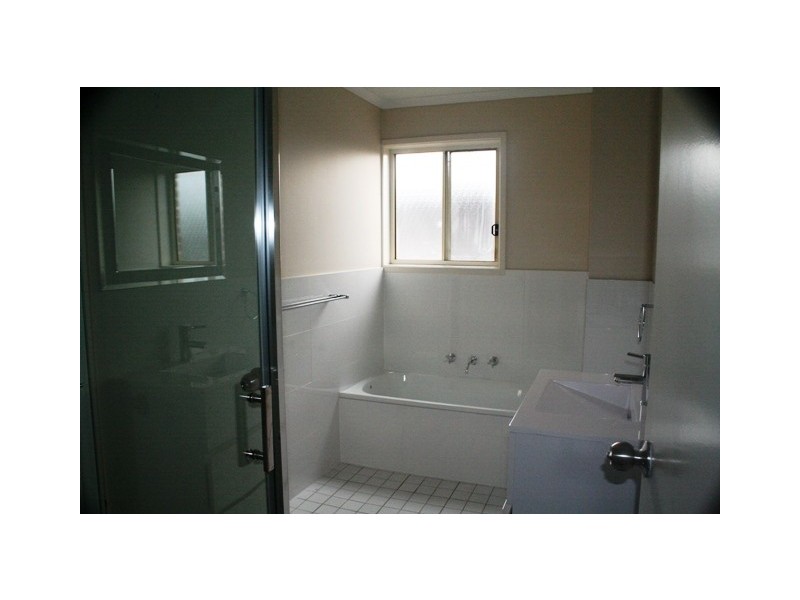 5A Wellwood Ave, Moorebank NSW 2170