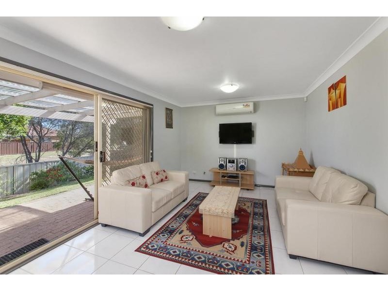 5 Booree Court, Wattle Grove NSW 2173