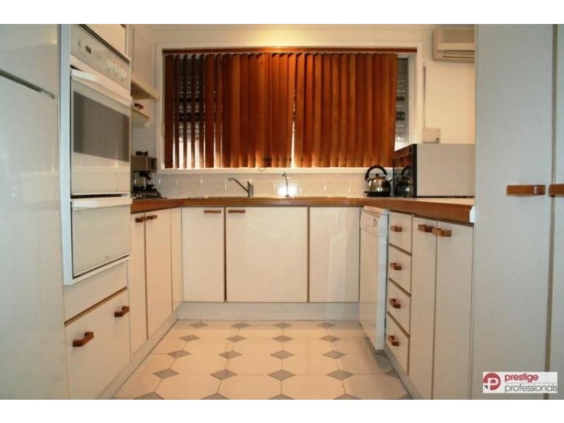 7 Murray Court, Wattle Grove NSW 2173