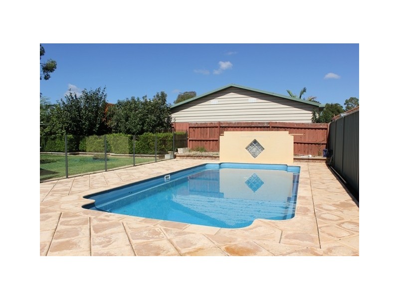 5 Daintree Drive, Wattle Grove NSW 2173