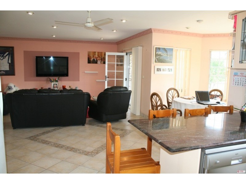 5 Collie Court, Wattle Grove NSW 2173