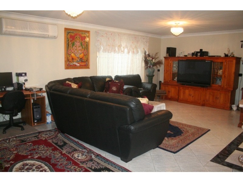 27 Somercoates Court, Wattle Grove NSW 2173