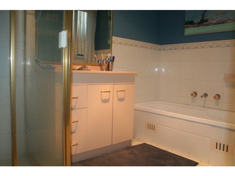 27 Somercoates Court, Wattle Grove NSW 2173