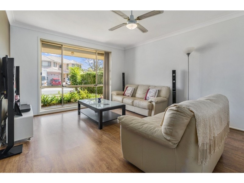 8 Jenolan Court, Wattle Grove NSW 2173