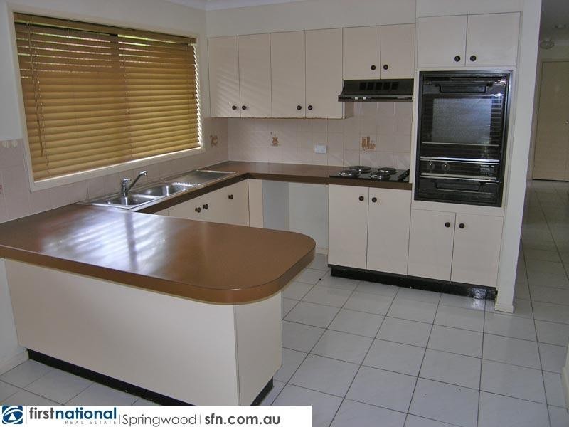 8 Topham Court, Hillcrest QLD 4118