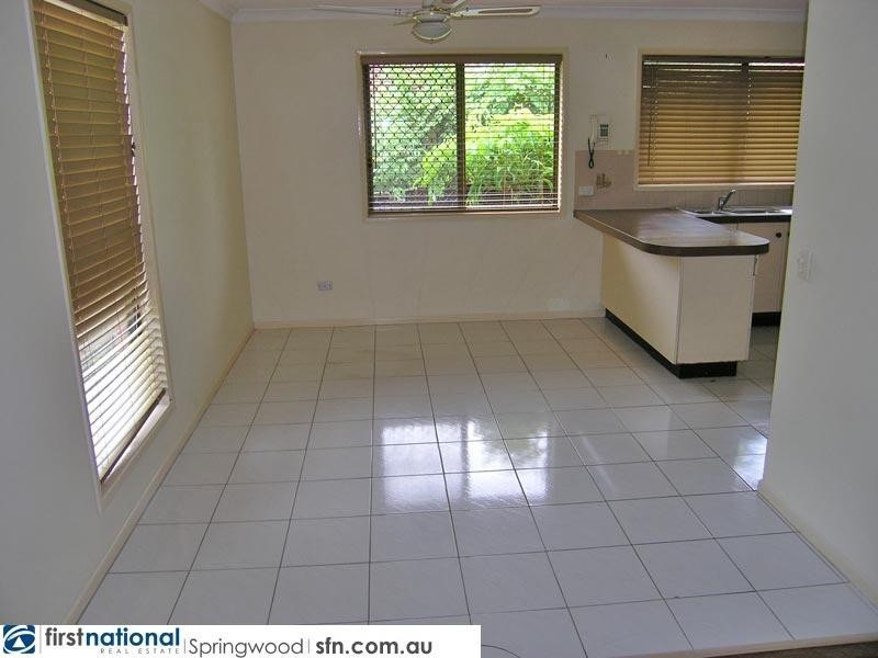 8 Topham Court, Hillcrest QLD 4118
