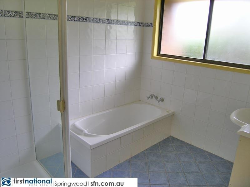 8 Topham Court, Hillcrest QLD 4118