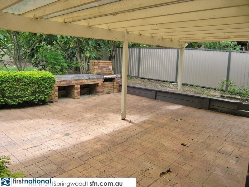 8 Topham Court, Hillcrest QLD 4118