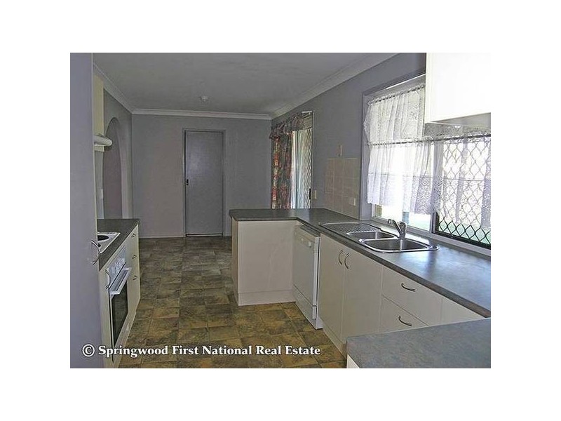 8 Callinar Court, Meadowbrook QLD 4131