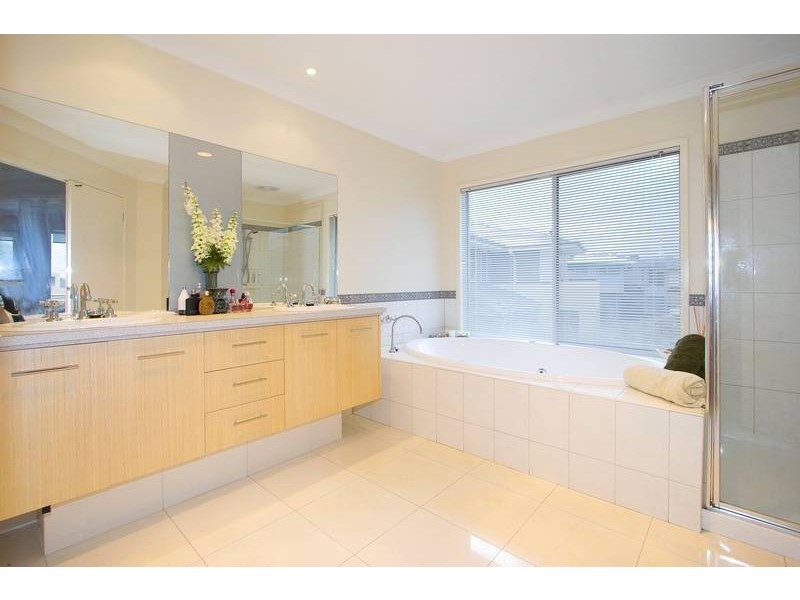 5 LAKE KING CIRCLE, Waterways VIC 3195