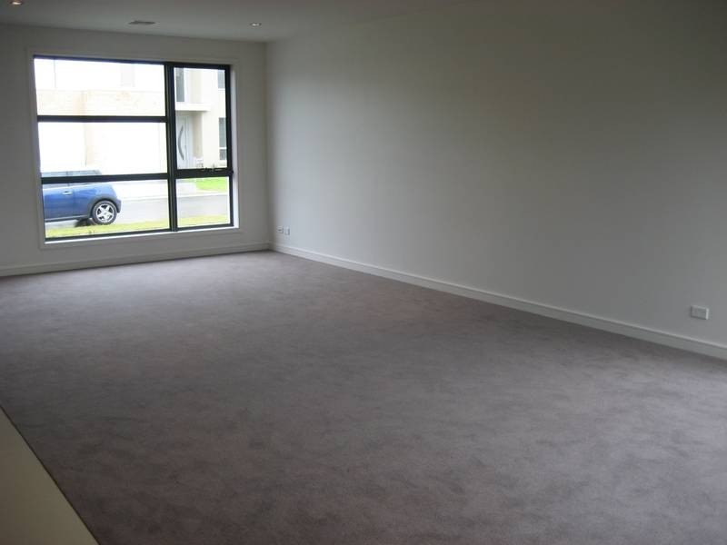 9 BELUGA STREET, Waterways VIC 3195