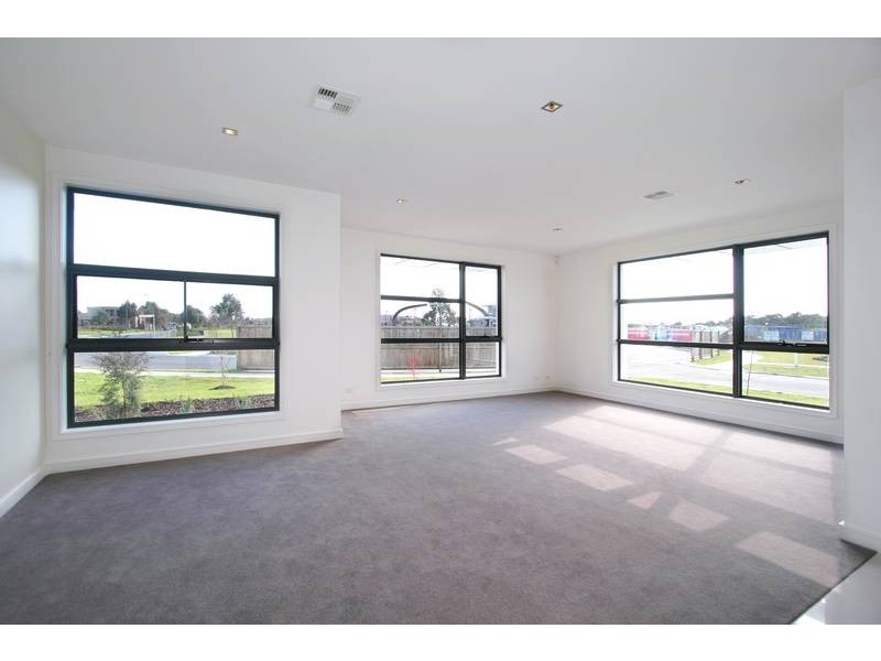 2 JUBILEE BLVD, Waterways VIC 3195