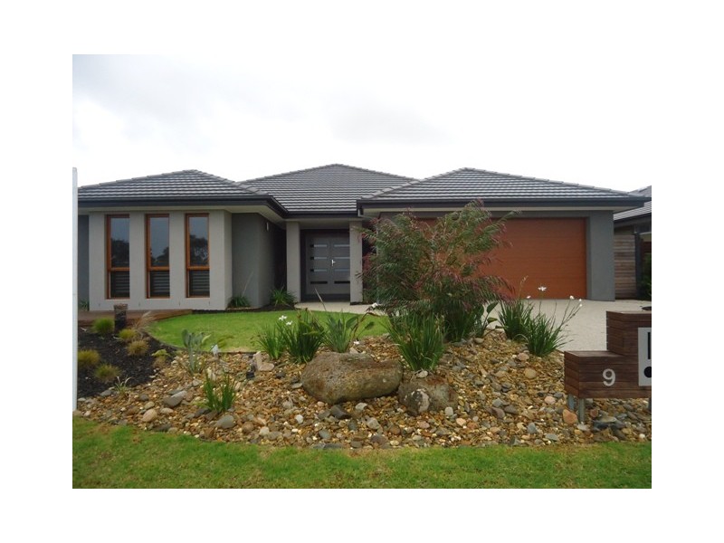 9 LORIKEET LANE, Waterways VIC 3195