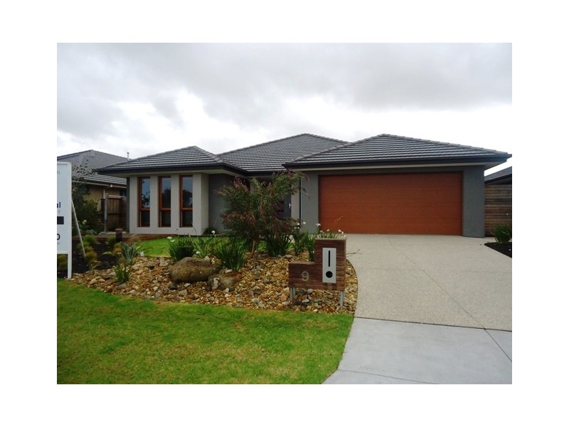 9 LORIKEET LANE, Waterways VIC 3195