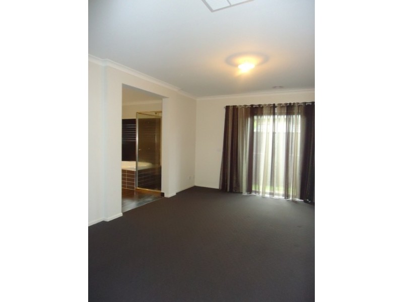 9 LORIKEET LANE, Waterways VIC 3195