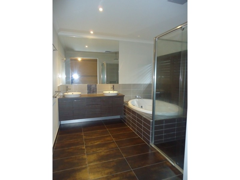 9 LORIKEET LANE, Waterways VIC 3195