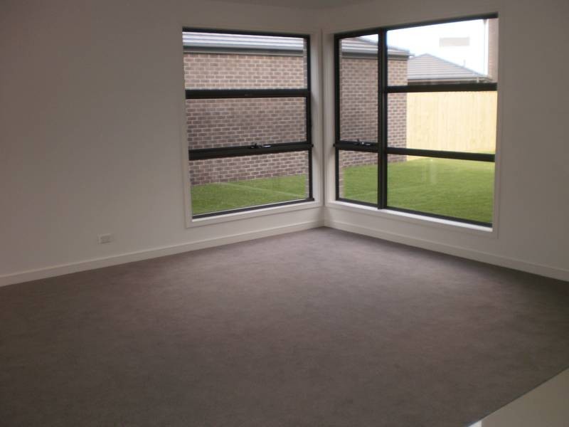 18 ASHBERG DRIVE, Waterways VIC 3195