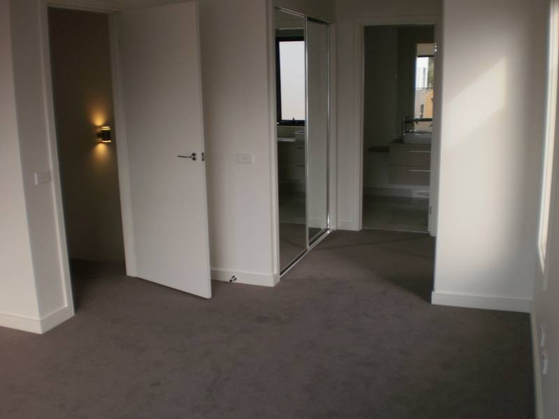 18 ASHBERG DRIVE, Waterways VIC 3195