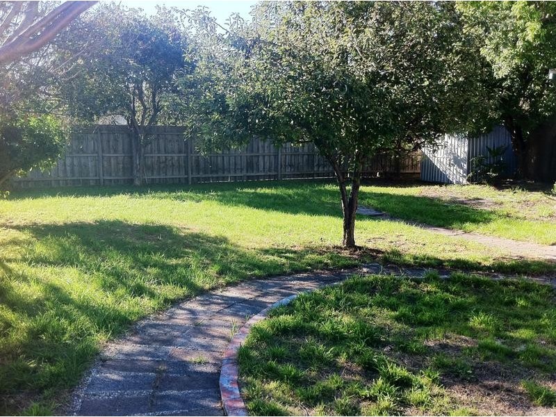 33 MORETON STREET, Frankston North VIC 3200