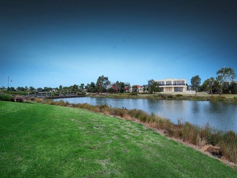 4 ISLAND POINT AVENUE, Waterways VIC 3195