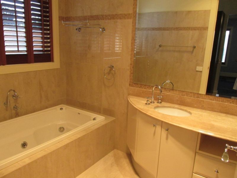 4 ISLAND POINT AVENUE, Waterways VIC 3195