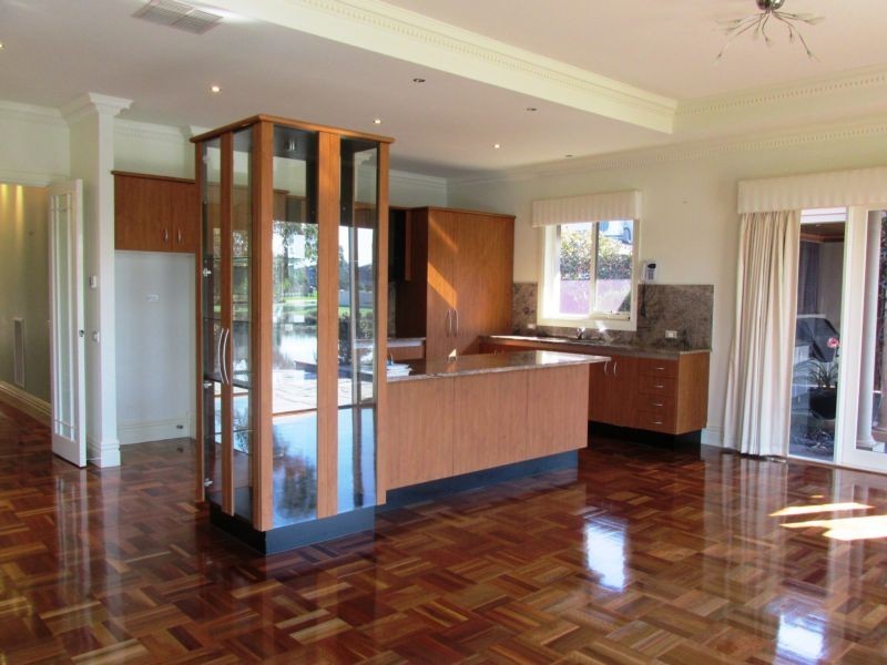 4 ISLAND POINT AVENUE, Waterways VIC 3195