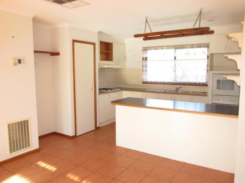 28 WATERDALE PLACE, Aspendale Gardens VIC 3195