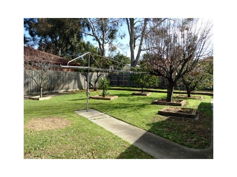 27 WARREN ROAD, Mordialloc VIC 3195