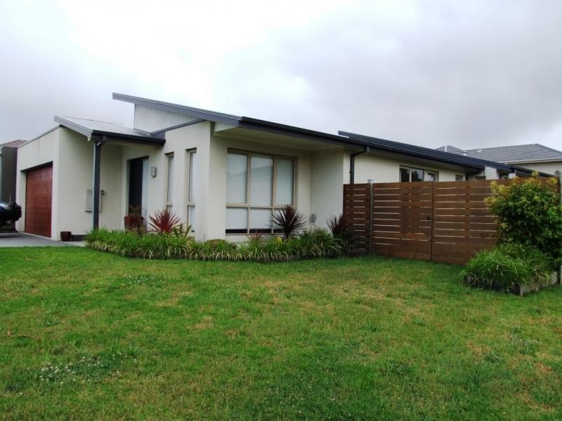 4 WESTBRIDGE COURT, Waterways VIC 3195