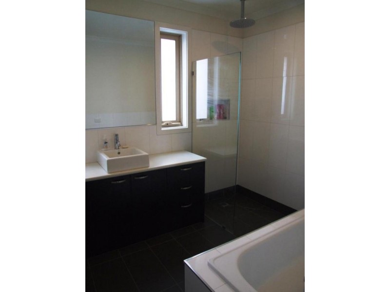 4 WESTBRIDGE COURT, Waterways VIC 3195